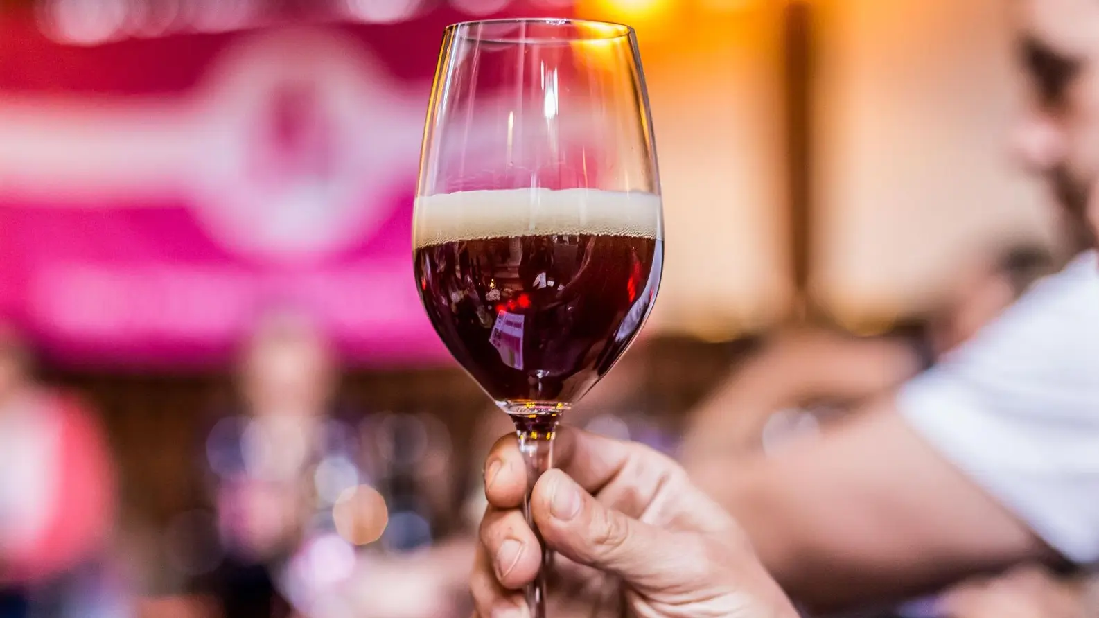 Copa de cata en certamen sensorial de cerveza